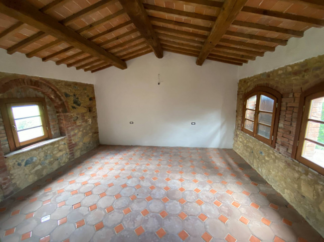 Casa colonica di ampia superficie in posizione dominante con vista panoramica in vendita a Pomarance