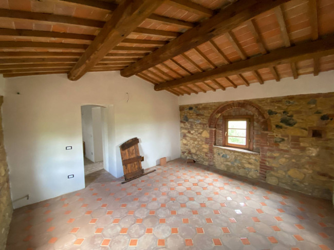 Casa colonica di ampia superficie in posizione dominante con vista panoramica in vendita a Pomarance