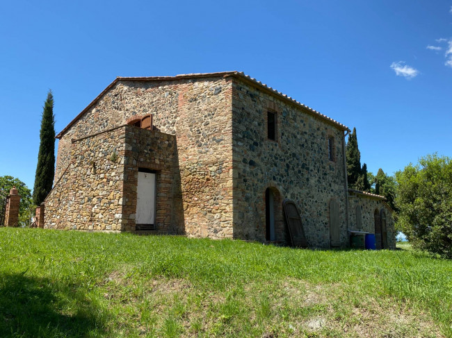 Casa colonica di ampia superficie in posizione dominante con vista panoramica in vendita a Pomarance
