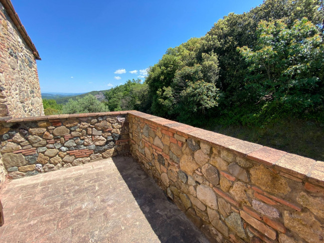 Casa colonica di ampia superficie in posizione dominante con vista panoramica in vendita a Pomarance