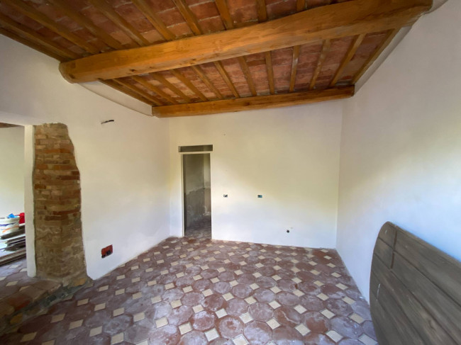 Casa colonica di ampia superficie in posizione dominante con vista panoramica in vendita a Pomarance