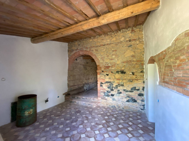 Casa colonica di ampia superficie in posizione dominante con vista panoramica in vendita a Pomarance