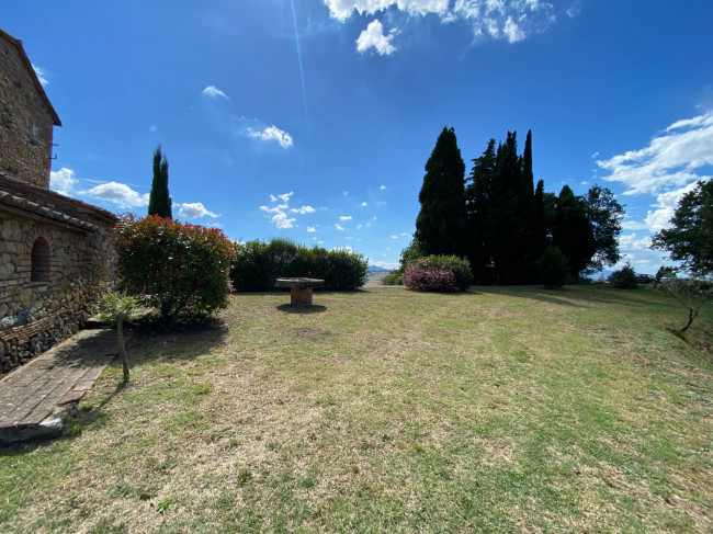 Casa colonica di ampia superficie in posizione dominante con vista panoramica in vendita a Pomarance