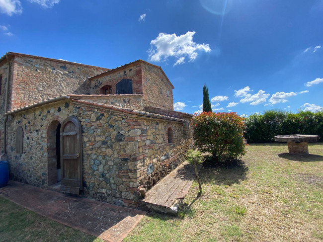 Casa colonica di ampia superficie in posizione dominante con vista panoramica in vendita a Pomarance