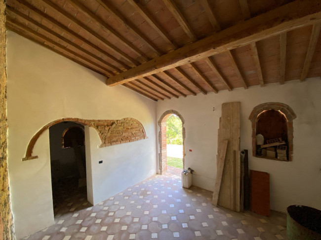 Casa colonica di ampia superficie in posizione dominante con vista panoramica in vendita a Pomarance