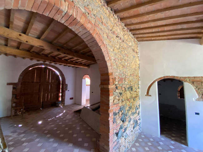 Casa colonica di ampia superficie in posizione dominante con vista panoramica in vendita a Pomarance