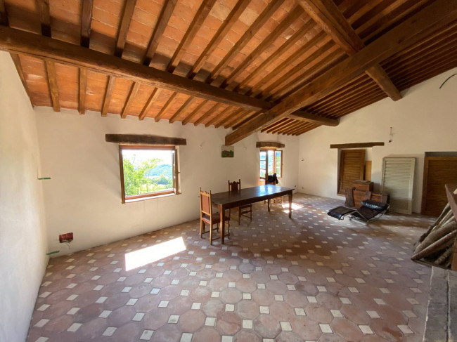 Casa colonica di ampia superficie in posizione dominante con vista panoramica in vendita a Pomarance