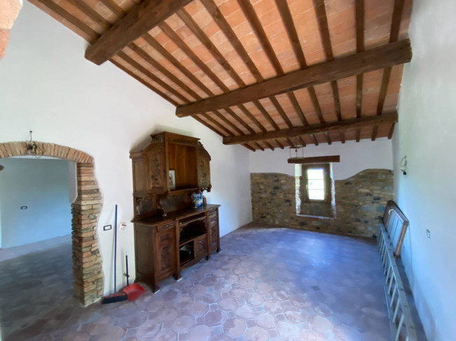 Casa colonica di ampia superficie in posizione dominante con vista panoramica in vendita a Pomarance