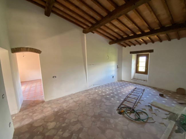Casa colonica di ampia superficie in posizione dominante con vista panoramica in vendita a Pomarance