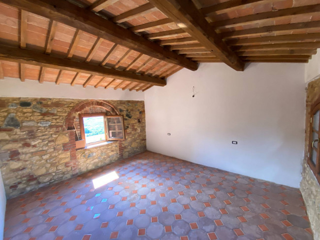 Casa colonica di ampia superficie in posizione dominante con vista panoramica in vendita a Pomarance