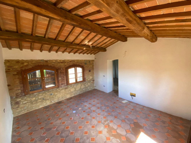 Casa colonica di ampia superficie in posizione dominante con vista panoramica in vendita a Pomarance