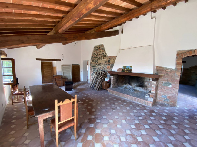 Casa colonica di ampia superficie in posizione dominante con vista panoramica in vendita a Pomarance