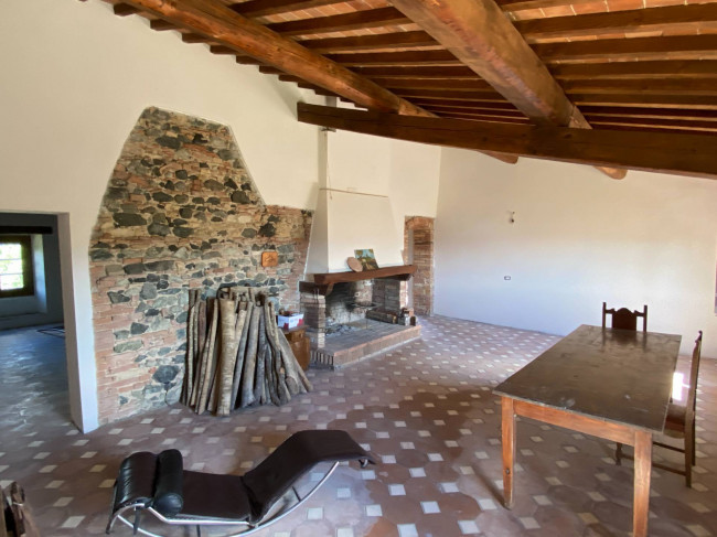 Casa colonica di ampia superficie in posizione dominante con vista panoramica in vendita a Pomarance