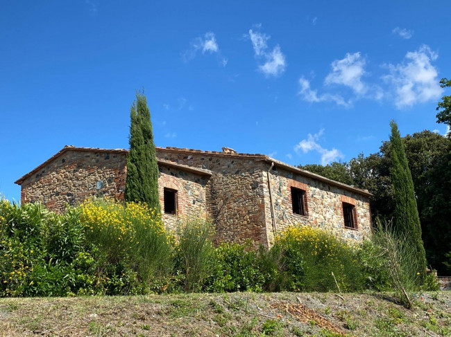 Casa colonica di ampia superficie in posizione dominante con vista panoramica in vendita a Pomarance