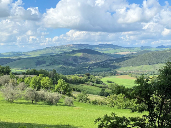 Casa colonica di ampia superficie in posizione panoramica in vendita a Castelnuovo di Val di Cecina