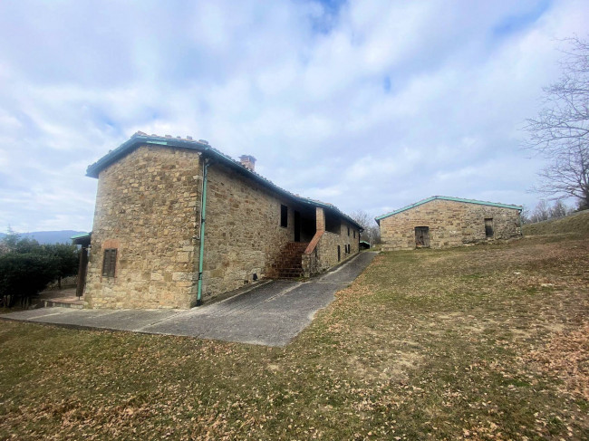 Casa colonica di ampia superficie in posizione panoramica in vendita a Castelnuovo di Val di Cecina