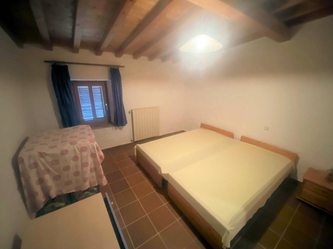Casa colonica di ampia superficie in posizione panoramica in vendita a Castelnuovo di Val di Cecina
