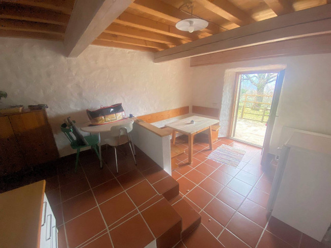 Casa colonica di ampia superficie in posizione panoramica in vendita a Castelnuovo di Val di Cecina