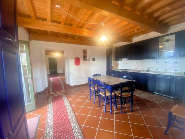 Casa colonica di ampia superficie in posizione panoramica in vendita a Castelnuovo di Val di Cecina