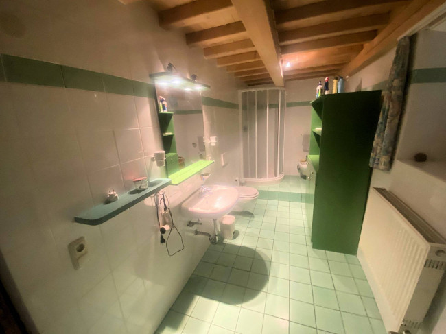Casa colonica di ampia superficie in posizione panoramica in vendita a Castelnuovo di Val di Cecina