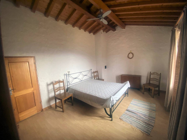 Casa colonica di ampia superficie in posizione panoramica in vendita a Castelnuovo di Val di Cecina