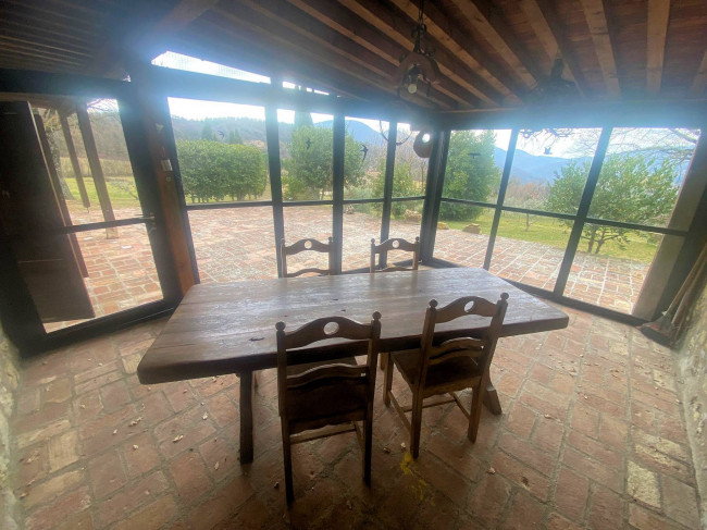 Casa colonica di ampia superficie in posizione panoramica in vendita a Castelnuovo di Val di Cecina