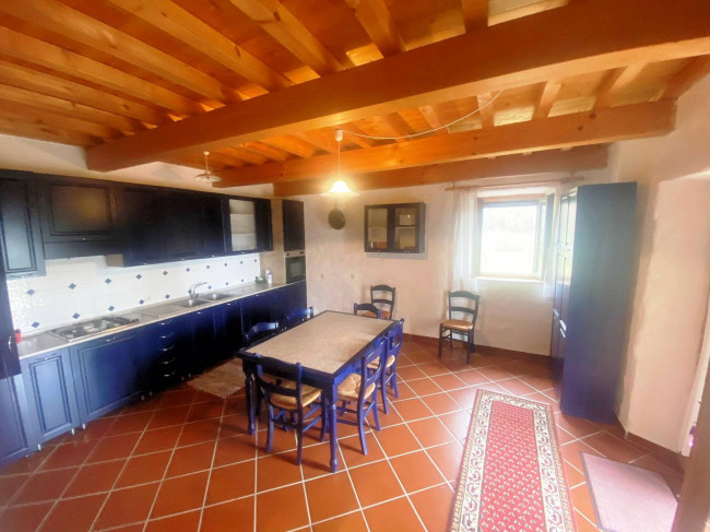 Casa colonica di ampia superficie in posizione panoramica in vendita a Castelnuovo di Val di Cecina
