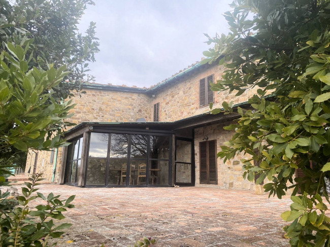 Casa colonica di ampia superficie in posizione panoramica in vendita a Castelnuovo di Val di Cecina