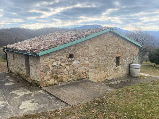Casa colonica di ampia superficie in posizione panoramica in vendita a Castelnuovo di Val di Cecina