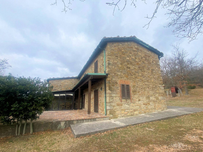 Casa colonica di ampia superficie in posizione panoramica in vendita a Castelnuovo di Val di Cecina