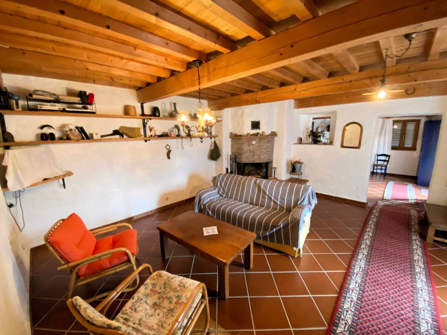 Casa colonica di ampia superficie in posizione panoramica in vendita a Castelnuovo di Val di Cecina