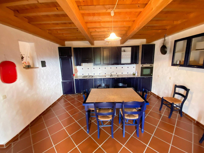 Casa colonica di ampia superficie in posizione panoramica in vendita a Castelnuovo di Val di Cecina