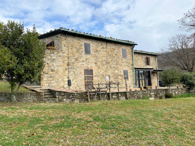 Casa colonica di ampia superficie in posizione panoramica in vendita a Castelnuovo di Val di Cecina