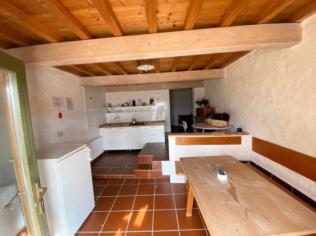 Casa colonica di ampia superficie in posizione panoramica in vendita a Castelnuovo di Val di Cecina