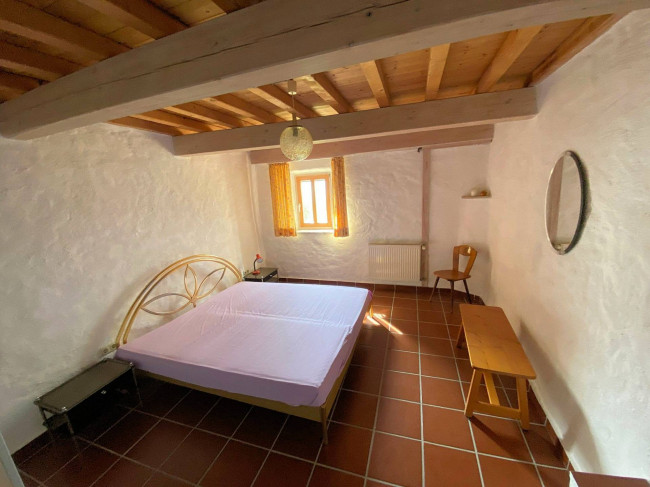 Casa colonica di ampia superficie in posizione panoramica in vendita a Castelnuovo di Val di Cecina