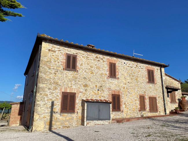 Porzione terratetto di villa bifamiliare in stile rustico Toscano in vendita a Castelnuovo di Val di Cecina