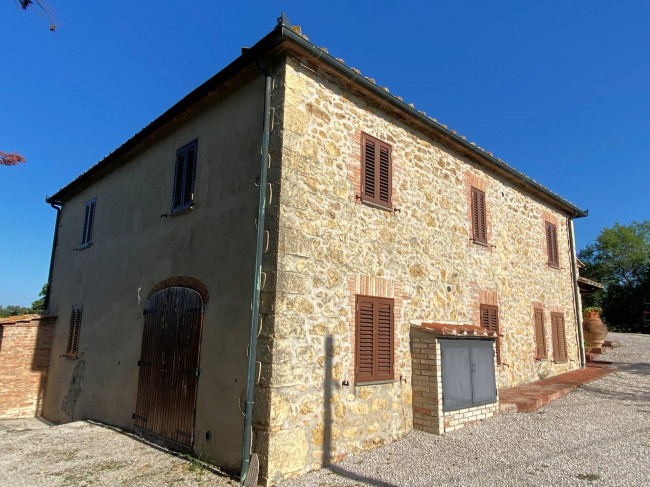 Porzione terratetto di villa bifamiliare in stile rustico Toscano in vendita a Castelnuovo di Val di Cecina