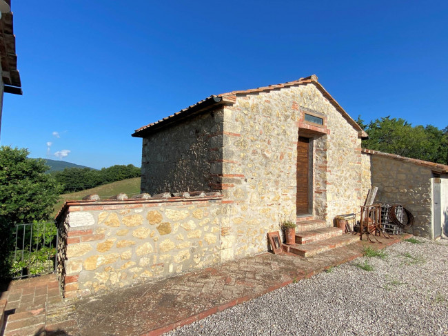 Porzione terratetto di villa bifamiliare in stile rustico Toscano in vendita a Castelnuovo di Val di Cecina