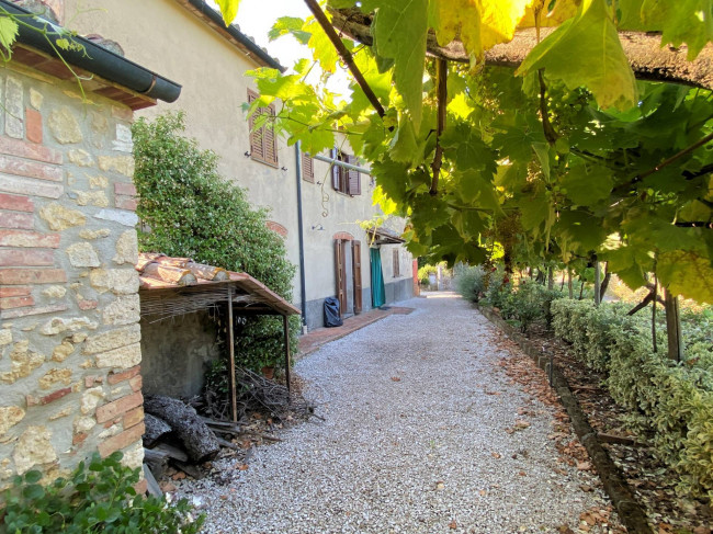 Porzione terratetto di villa bifamiliare in stile rustico Toscano in vendita a Castelnuovo di Val di Cecina