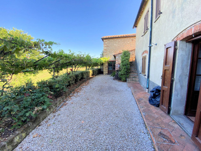 Porzione terratetto di villa bifamiliare in stile rustico Toscano in vendita a Castelnuovo di Val di Cecina