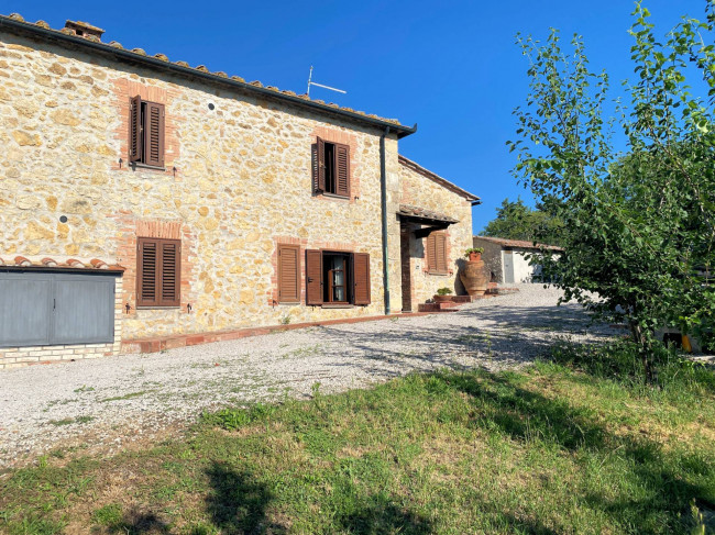Porzione terratetto di villa bifamiliare in stile rustico Toscano in vendita a Castelnuovo di Val di Cecina