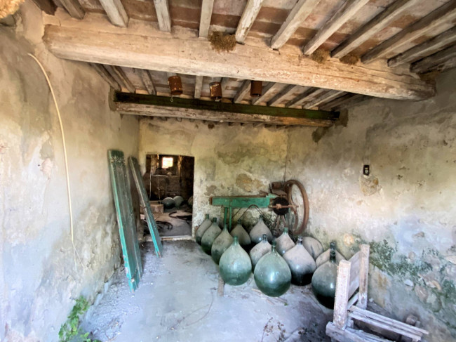 Colonica in pietra da ristrutturare con vista panoramica mozzafiato in vendita a Monteverdi Marittimo
