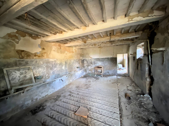 Colonica in pietra da ristrutturare con vista panoramica mozzafiato in vendita a Monteverdi Marittimo