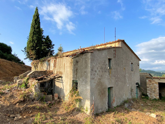 Colonica in pietra da ristrutturare con vista panoramica mozzafiato in vendita a Monteverdi Marittimo