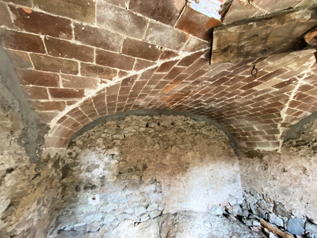 Colonica da ristrutturare con ampio terreno in posizione panoramica in vendita a Lajatico