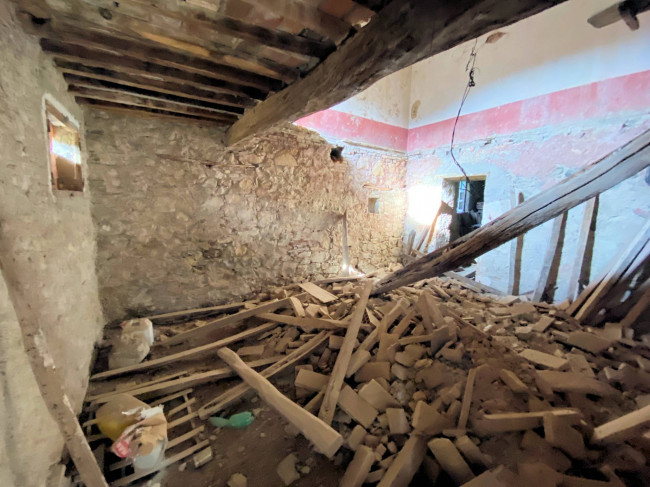 Colonica da ristrutturare con ampio terreno in posizione panoramica in vendita a Lajatico