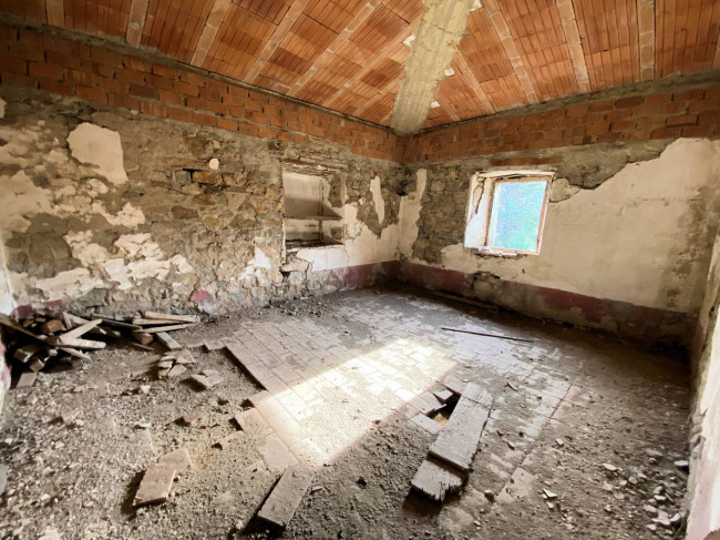 Colonica da ristrutturare con ampio terreno in posizione panoramica in vendita a Lajatico
