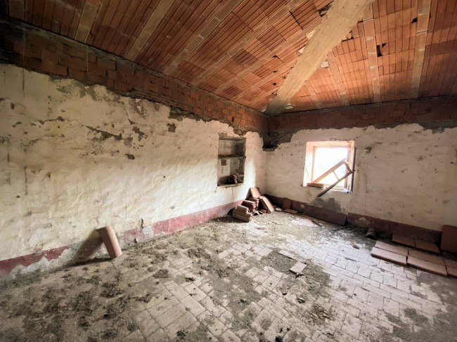 Colonica da ristrutturare con ampio terreno in posizione panoramica in vendita a Lajatico