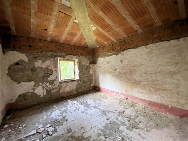 Colonica da ristrutturare con ampio terreno in posizione panoramica in vendita a Lajatico
