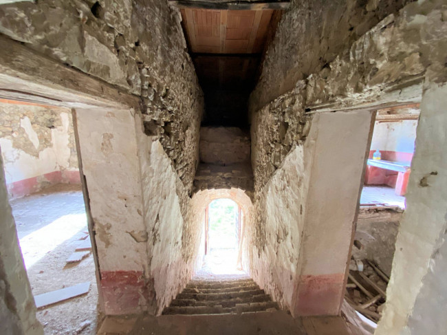 Colonica da ristrutturare con ampio terreno in posizione panoramica in vendita a Lajatico